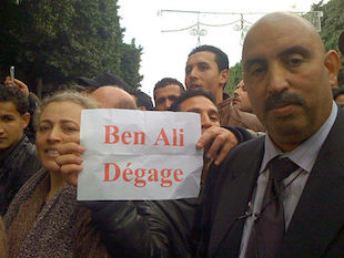 Photo: President Ben Ali must leave, 14 Jan 2011 | Credit. VOA Photo/L. Bryant – Wikimedia Commons