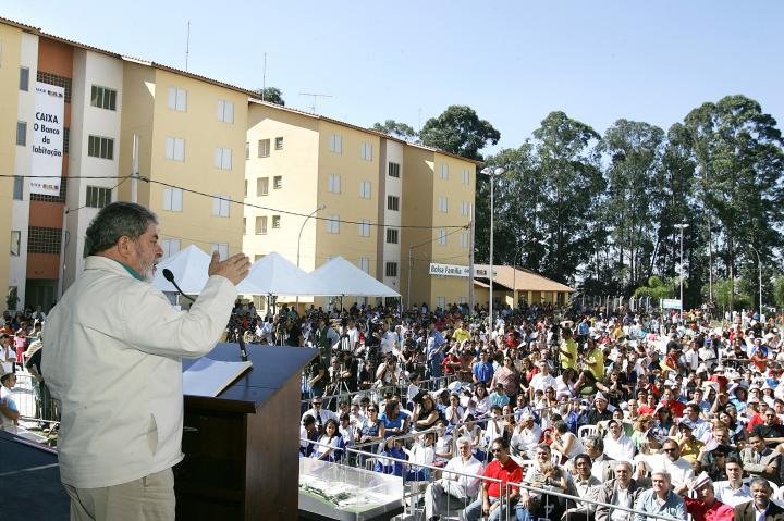 Photo: President Lula giving a speech to recipients of Bolsa Família and other federal assistance programs in Diadema in June 2005. Credit: Wikimedia Commons