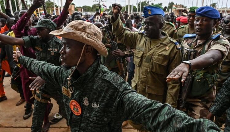Members of Niger's military junta is greeted by pro-coup supporters in Niamey, Niger, 6 August 2023. (Courtsesy: AFP)