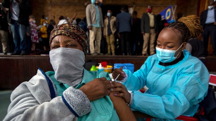 Gruppo sanitario dell’Unione africana critica il produttore di farmaci per la “disuguaglianza nei vaccini”